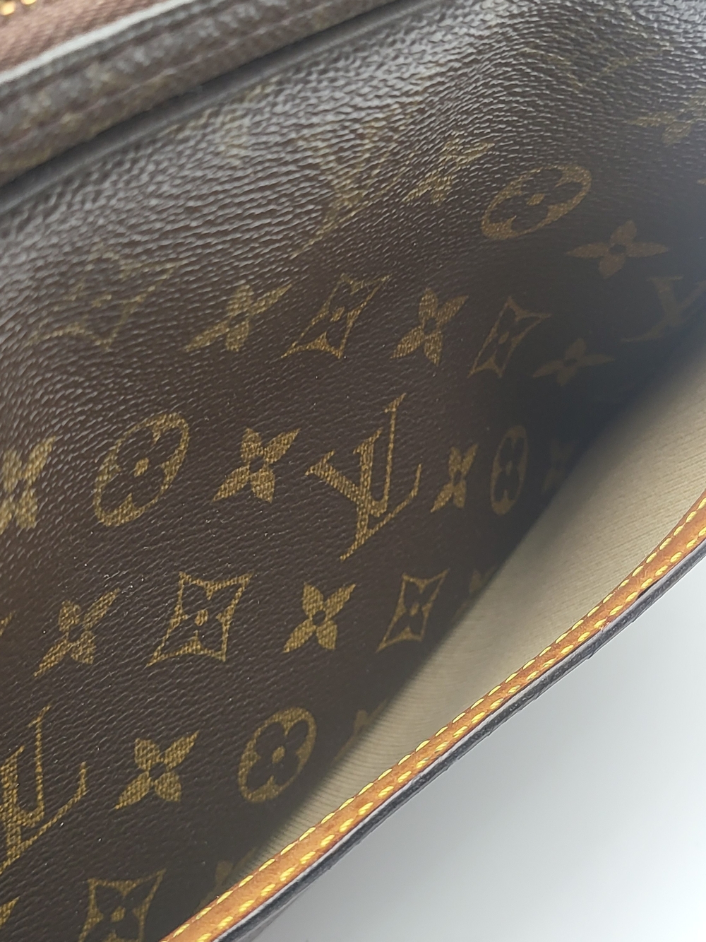 LOUIS VUITTON Monogram Canvas Reporter Bag.Authentic w/COA included!!! - Picture 8 of 16